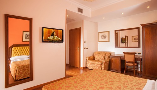 Habitación triple, en edificio anexo