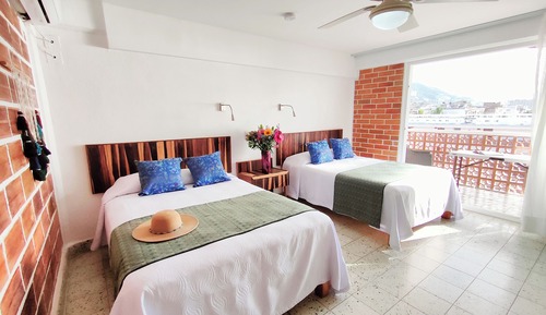 Habitación estándar, 2 camas dobles, vistas parciales al mar