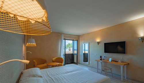 Habitación superior con 1 cama doble o 2 individuales, vistas parciales al mar