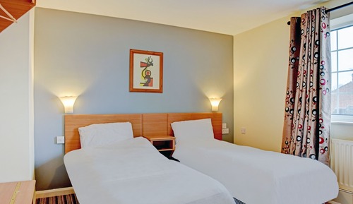 Habitación estándar con 2 camas individuales, 1 cama doble