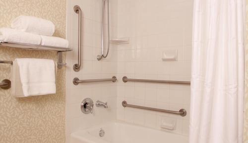 1 cama de matrimonio grande, accesible