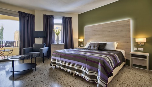 Habitación superior con 1 cama doble o 2 individuales, balcón, vistas a la piscina