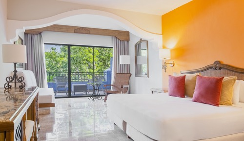 Suite junior, junto a la piscina