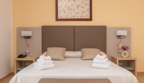 Habitación superior con 1 cama doble o 2 individuales
