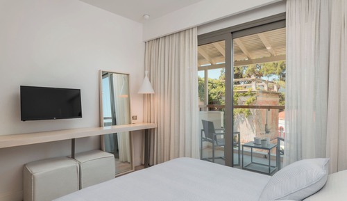 Habitación Deluxe con 1 cama doble o 2 individuales, balcón, vistas a la piscina