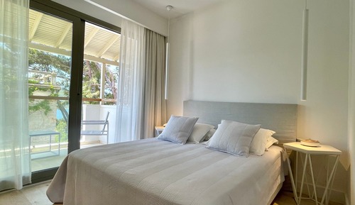 Habitación Deluxe doble, 1 cama de matrimonio, balcón, vistas parciales al mar