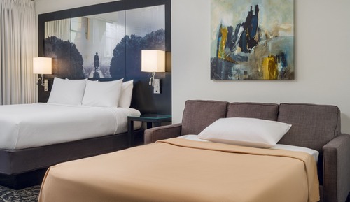 Suite, 1 cama de matrimonio grande con sofá cama (Mobility Accessible, Roll-In Shower)
