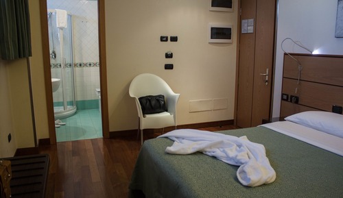 Habitación económica, 1 cama de matrimonio, en edificio anexo