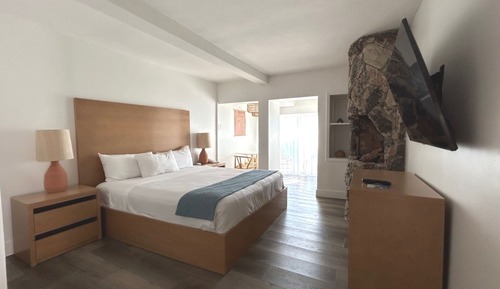 Habitación, 1 cama de matrimonio grande, chimenea, frente al mar