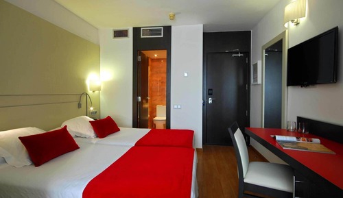 Habitación estándar con 1 cama doble o 2 individuales, balcón
