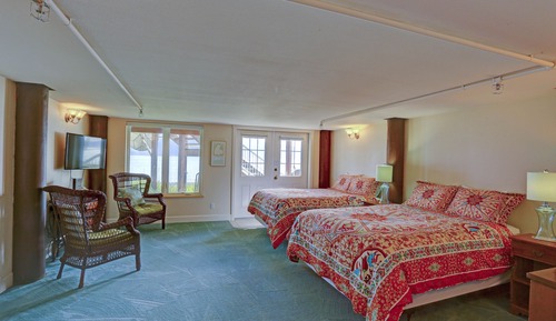 Estudio, 2 camas de matrimonio, vistas parciales al mar, planta baja