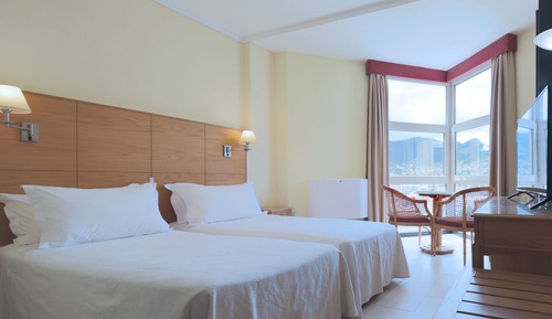 Habitación con 1 cama doble o 2 individuales, vistas a la bahía