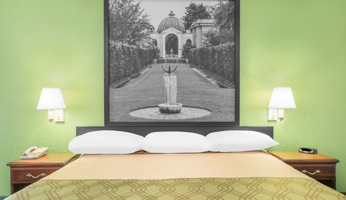 Habitación, 1 cama de matrimonio grande, bañera de hidromasaje (Non-Smoking)