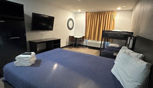Family Room, 1 Queen Bed and 1 Twin Bunk Bed, Non Smoking, Non-Accessible
