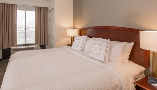 Suite, 1 cama de matrimonio grande con sofá cama (Mobility/Hearing Access, Roll-In Shwr)