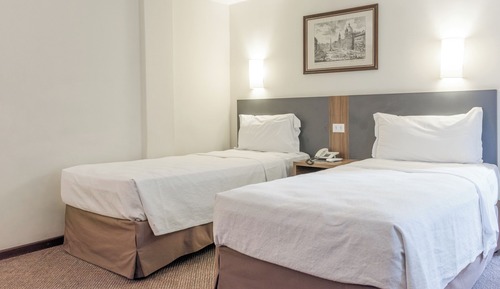 Habitación básica con 2 camas individuales