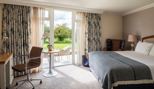 Habitación ejecutiva con 1 cama doble o 2 individuales, vistas al campo de golf