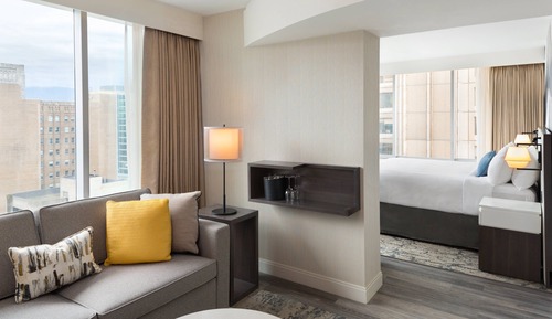 Suite, 1 cama de matrimonio grande con sofá cama, vistas a la ciudad, en esquina