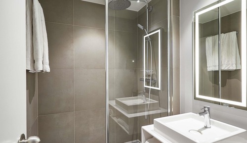 Habitación superior con 2 camas individuales, varias camas