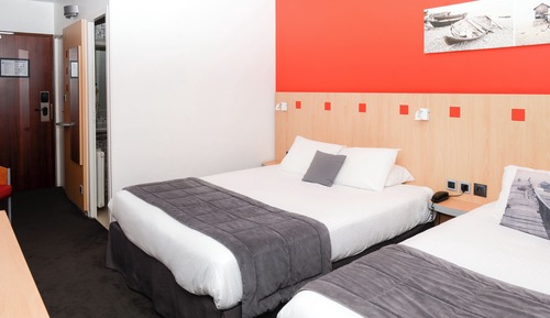Habitación superior, vistas parciales al mar