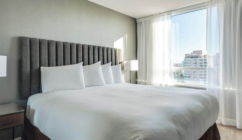 Standard 1-Bedroom Suite (1 King)