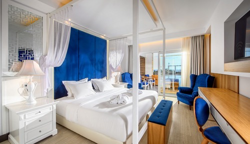 Suite with Sea View and Sharing Pool