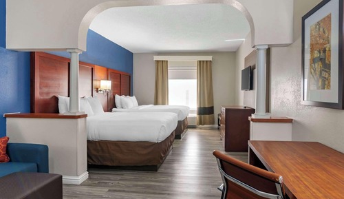 Suite, varias camas, no fumadores (2 Queen, 2 Person Sofa Bed)