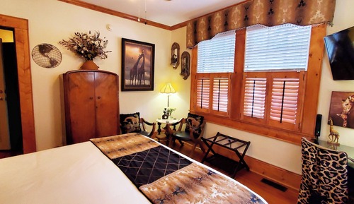 Habitación (Brass Giraffe)