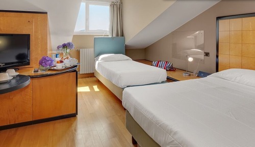 Habitación triple, en una planta alta