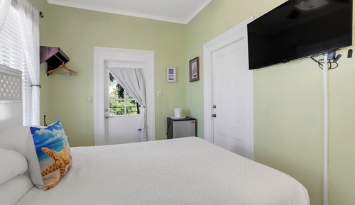 Petite Queen Room (Not Pet Friendly)