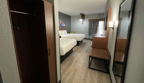 Habitación, 2 camas de matrimonio, accesible para personas con discapacidad (Roll-In Shower)