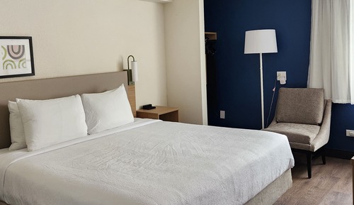 Habitación, 1 cama de matrimonio grande, ducha adaptada
