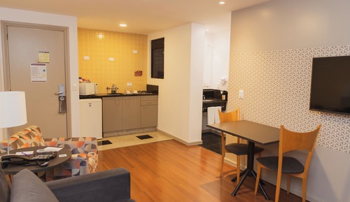 Habitación estándar con 2 camas individuales, varias camas, balcón