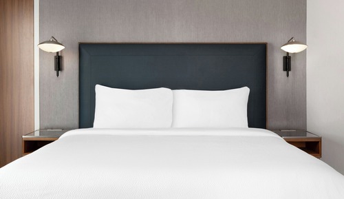 Habitación, 1 cama de matrimonio grande con sofá cama, vistas a la ciudad, en esquina