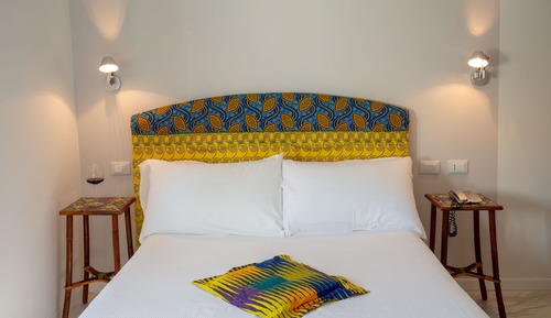 Habitación pequeña, cama francesa