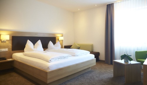 Habitación triple Confort, 1 cama de matrimonio con sofá cama