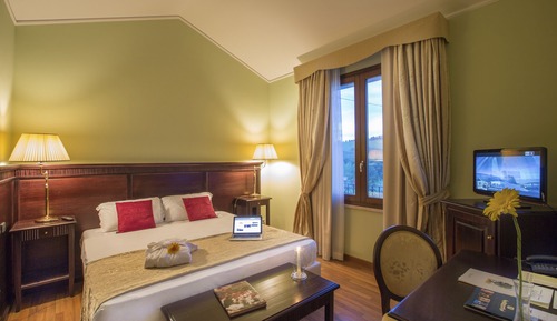 Suite ejecutiva, varias camas, 2 baños, vistas a la colina