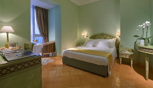 Habitación superior con 1 cama doble o 2 individuales, vistas al mar