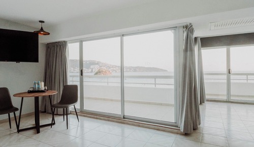 Habitación Deluxe, 1 cama de matrimonio grande, balcón, vistas parciales al mar