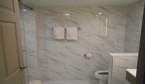 Habitación estándar, 1 cama de matrimonio grande, accesible en silla de ruedas (Roll-In Shower)