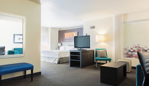 aloft, Suite, 1 cama de matrimonio grande con sofá cama, no fumadores, en esquina