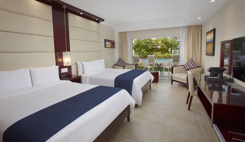 Habitación estándar, 2 camas de matrimonio, vistas a la piscina