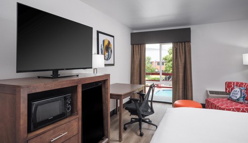 Habitación estándar, 1 cama de matrimonio grande, frigorífico y microondas, vistas al patio