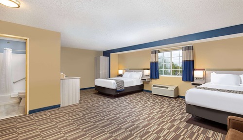 Suite familiar, no fumadores, cocina (2 Queen Beds and 1 Sofa Bed)