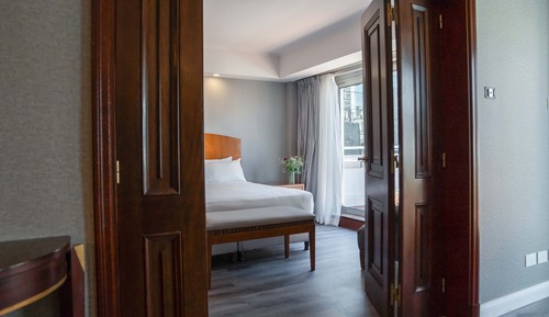 Suite, 1 cama de matrimonio grande, balcón, en esquina