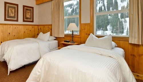 Alpine Room, 2 Twin Beds, Private Bathroom