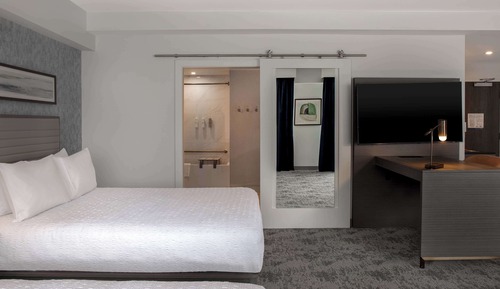 Estudio, 2 camas de matrimonio, frigorífico y microondas (Wet bar)