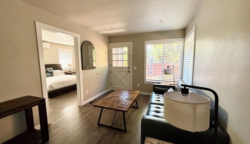 Valley View King Suite - Not Pet Friendly