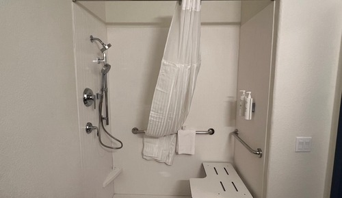 Habitación, 1 cama de matrimonio grande (Mobility & Hearing, Roll-in Shower)