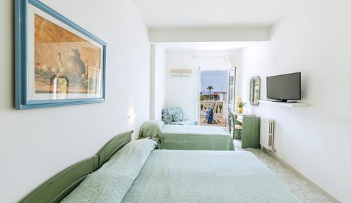 Habitación triple, vistas al mar